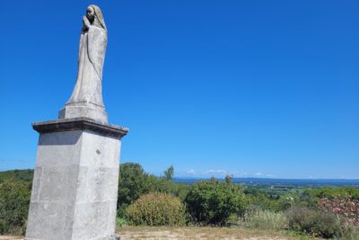 Statue de la Vierge sur le promontoire de Lagarde-Paréol - Agrandir l'image 2 sur 12, fenêtre modale