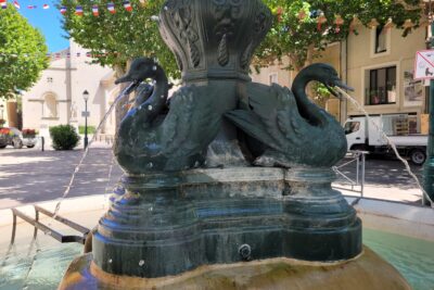 Statue des cygnes à Sainte-Cécile-les-Vignes - Agrandir l'image 7 sur 12, fenêtre modale