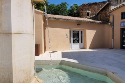 Place devant la Maison des vins et le local à vélo - Agrandir l'image 4 sur 6, fenêtre modale