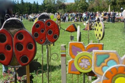 Décorations autour des stands de plantes.