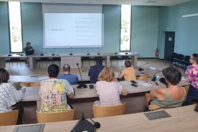 Les participants à l'atelier numérique - Agrandir l'image 1 sur 2, fenêtre modale