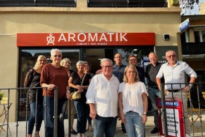 Les élus devant la devanture du commerce AROMATIK