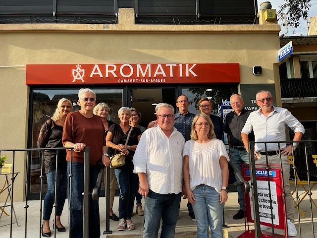Les élus devant la devanture du commerce AROMATIK